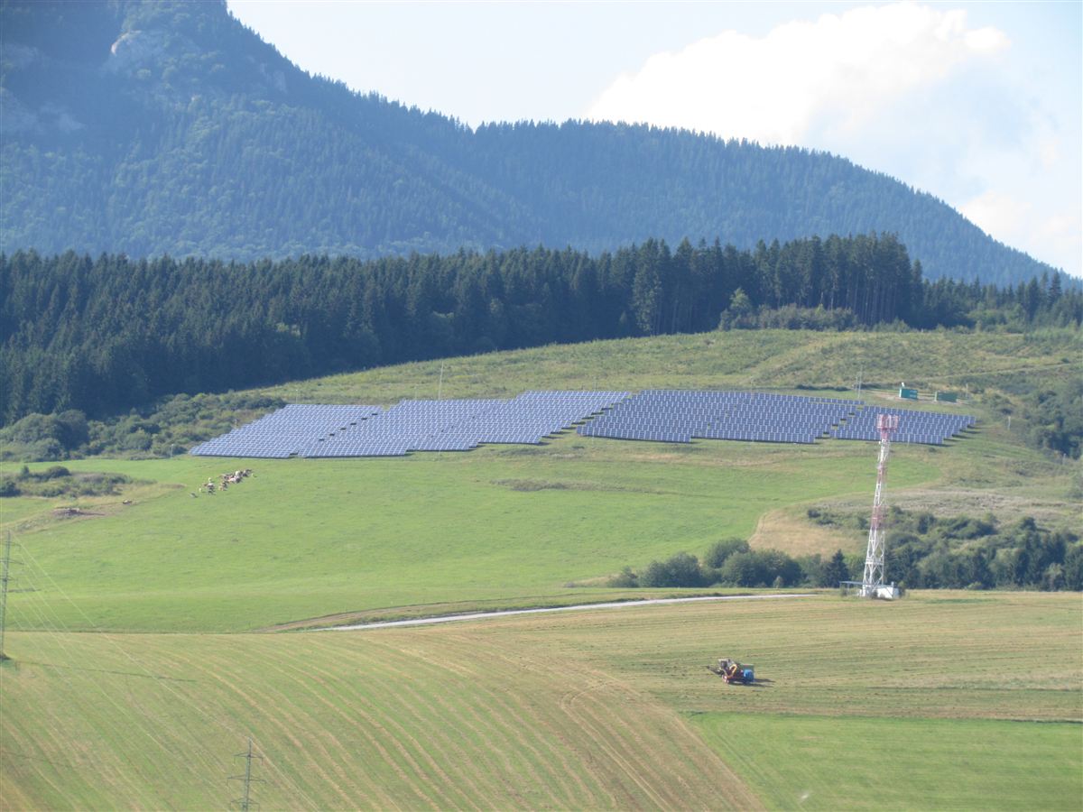 Parc solar fotovoltaic en un vessant verd
